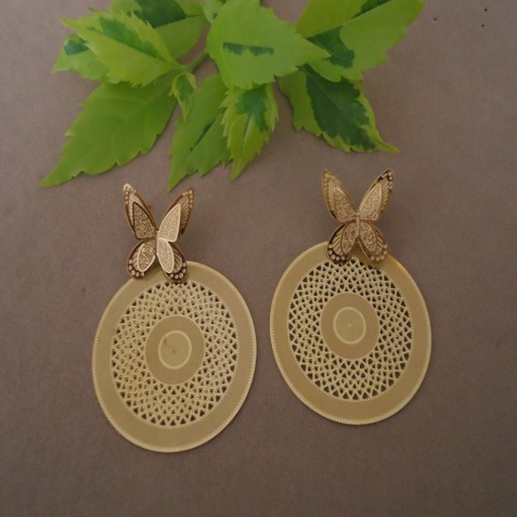 ARETES REDONDOS CON  MARIPOSAS