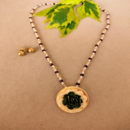 COLLAR EN PEDRERIA Y DIJE EN AMERO EN FORMA DE FLOR