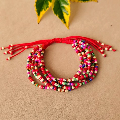 SET DE 7 MANILLAS COLORIDAS EN HILO ROJO