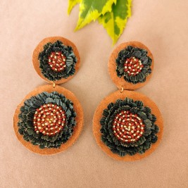 ARETES EN CUERO CON FLORES EN AMERO