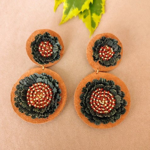 ARETES EN CUERO CON FLORES EN AMERO