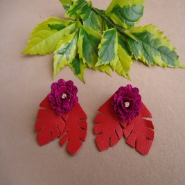 ARETES HOJAS ROJAS Y FLORES EN HOJA DE MAIZ