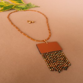 COLLAR  CON DIJE CUERO Y MOSTACILLAS