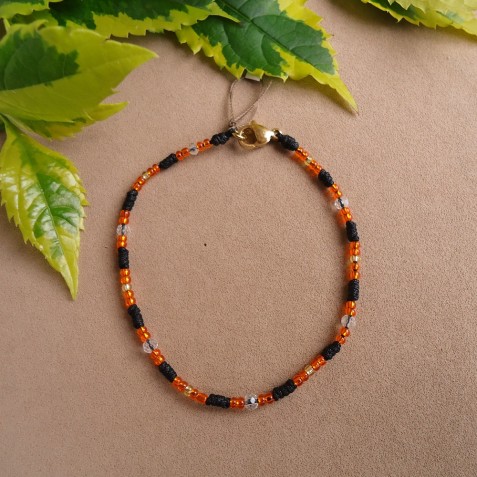 PULSERA EN HILO NEGRO CON MOSTACILLAS COLOR NARANJA