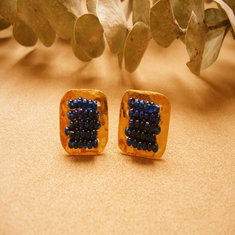 ARETES EN BRONCE TEJIDOS EN MOSTACILLAS AZUL