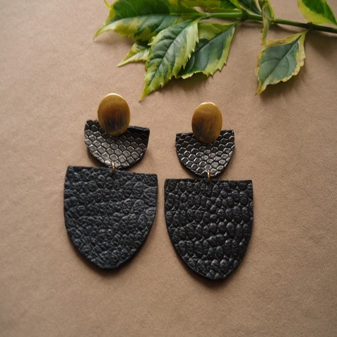 ARETES EN CUERO NEGRO