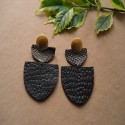 ARETES EN CUERO NEGRO