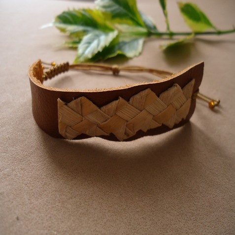 PULSERA EN CUERO Y CALCETA DE PLATANO
