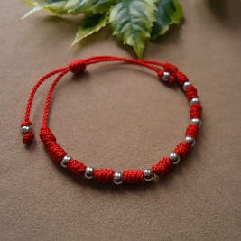 PULSERA EN HILO ROJO  TEJIDA EN NUDOS