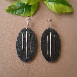ARETES EN CUERO CON HILOS DE PLATA