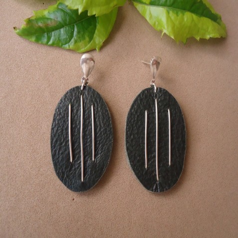 ARETES EN CUERO CON HILOS DE PLATA