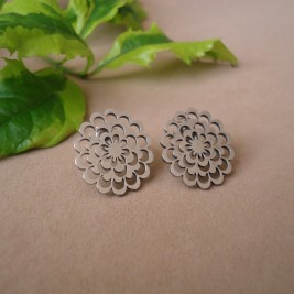 ARETES FLOR PLATEADA