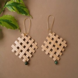 ARETES TEJIDOS EN CALCETA DE PLATANO