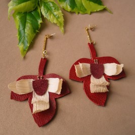ARETES FLOR EN CUERO Y AMERO