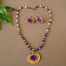 COLLAR EN PIEDRAS NATURALES Y AMERO
